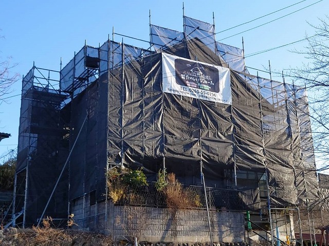 飯田市で行う外壁塗装工事と屋根カバー工事の足場工事、急勾配屋根にも足場を設置