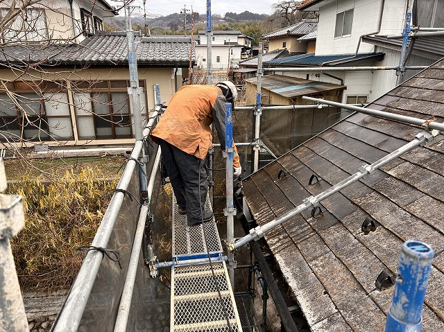 飯田市：足場の上でスレート屋根や雨樋に高圧洗浄を行う塗装工