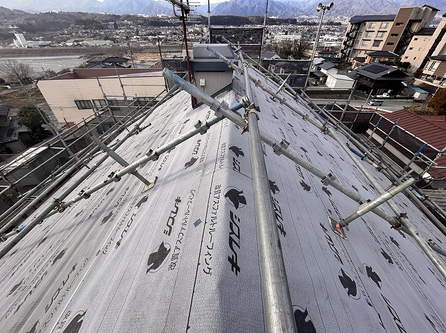 飯田市の屋根カバー工事で改質アスファルトルーフィングの敷設と板金役物の取り付け