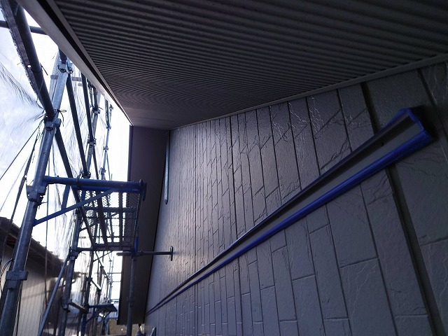 飯田市：外壁サイディング塗装工事の下塗りと軒天塗装が完了した住宅