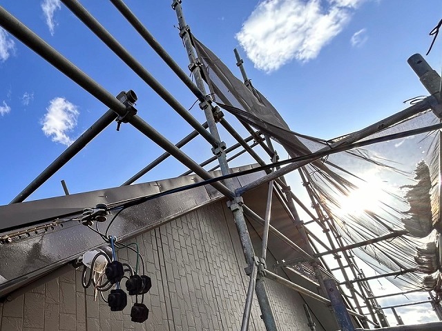 飯田市で雨樋や破風板などの付帯部塗装と雨樋の詰まりを防ぐ落ち葉除けネットの設置