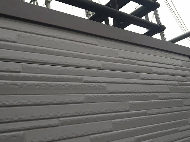 飯田市でベランダ外壁への金属サイディングによるカバー工法メンテナンスの仕上げ工程