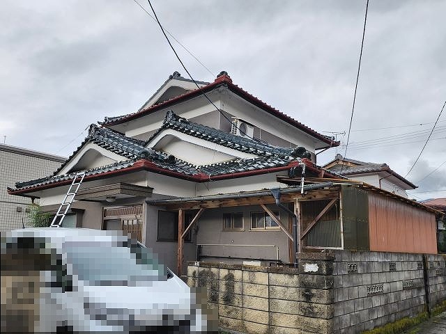 飯田市の和風住宅で外壁調査、モルタルや漆喰で仕上げた外壁にカビやひび割れを確認