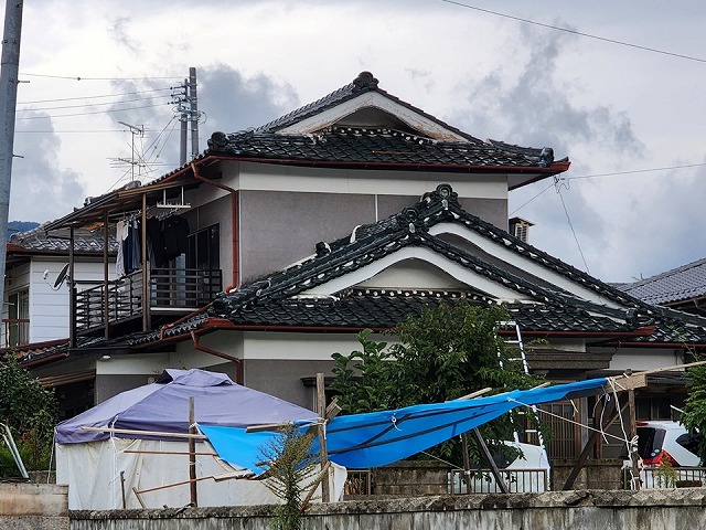 飯田市：入母屋造りの屋根に漆喰の劣化などを確認した現場調査