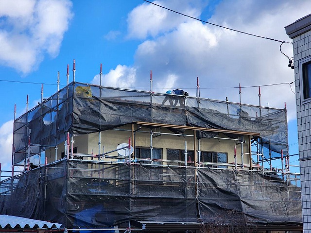 飯田市：屋根葺き替え工事で瓦降ろしを行っている屋根職人