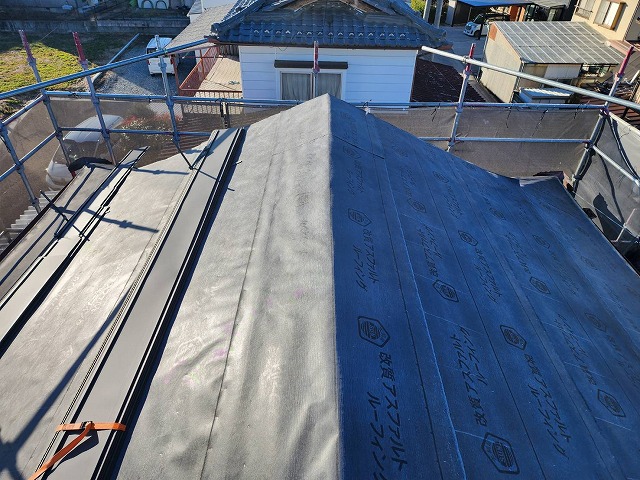 飯田市で経年劣化が進行した瓦屋根の葺き替え工事、エスジーエル鋼板屋根の本体施工