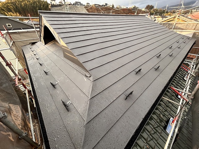 飯田市の入母屋造りの住宅でエスジーエル鋼板屋根を用いた葺き替え工事完成後の仕上がり