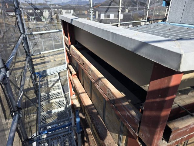 飯田市T邸_笠木下のサイディング撤去後