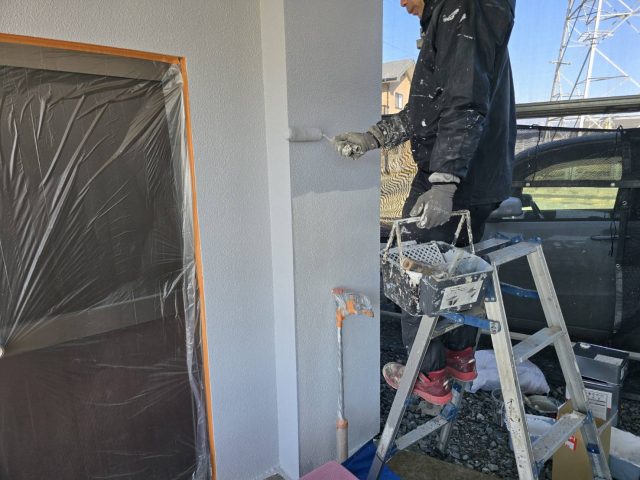飯田市T邸_ローラーで中塗り作業をする職人