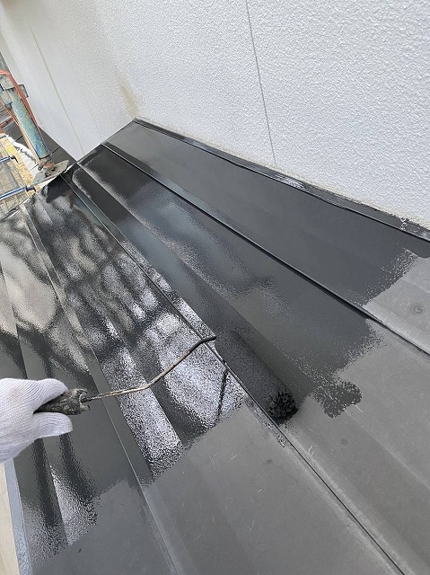 伊那市:庇板金にローラーによる塗装メンテナンス