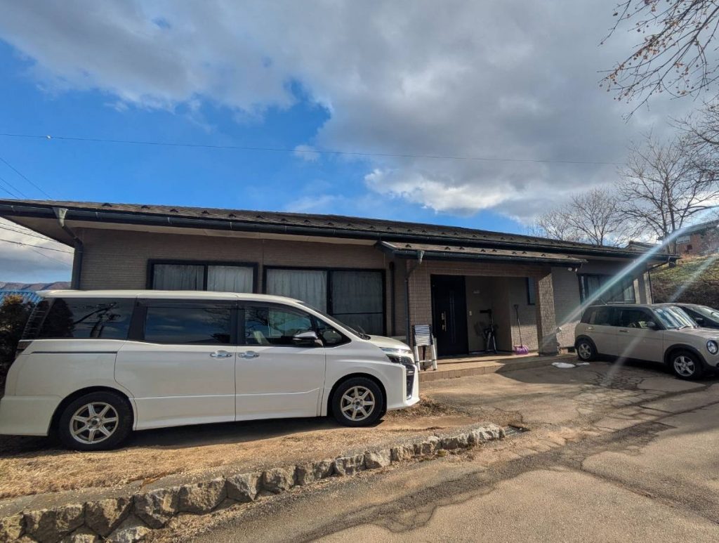 駒ヶ根市　目地コーキングの剥離とコロニアル屋根の苔・板金継ぎ目劣化を確認した外壁塗装調査