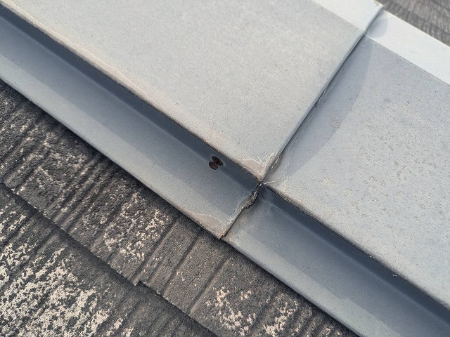 棟板金の継ぎ目