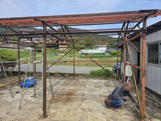 阿智村S邸_鉄骨塗装前にケレン作業を行う職人