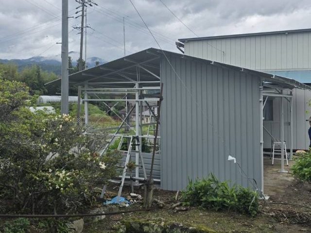 阿智村S邸_屋根材と外壁材取付け中