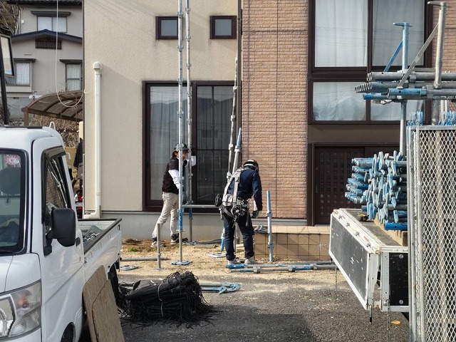伊那市：外壁塗装工事で足場の組み立てを行う職人