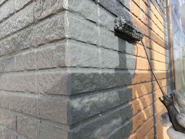 伊那市：外壁サイディングにスレートグレーで中塗り1回目