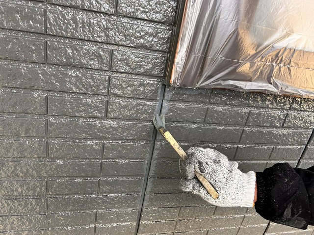 伊那市：ロック調サイディングの目地部をハケ塗装