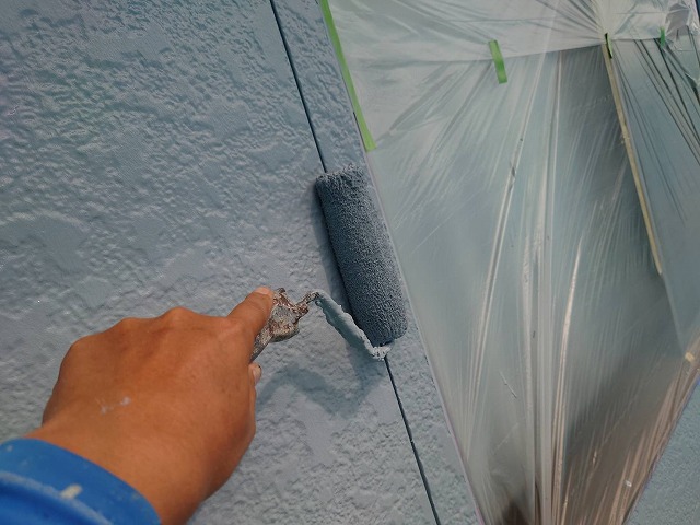 上伊那郡箕輪町：外壁塗装工事の3回塗り工程の下塗りをシーラーを使って施工