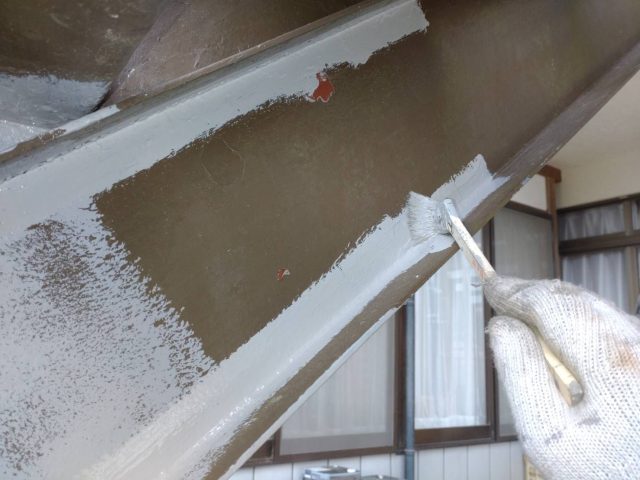 飯島町A邸_階段裏側の下塗り作業