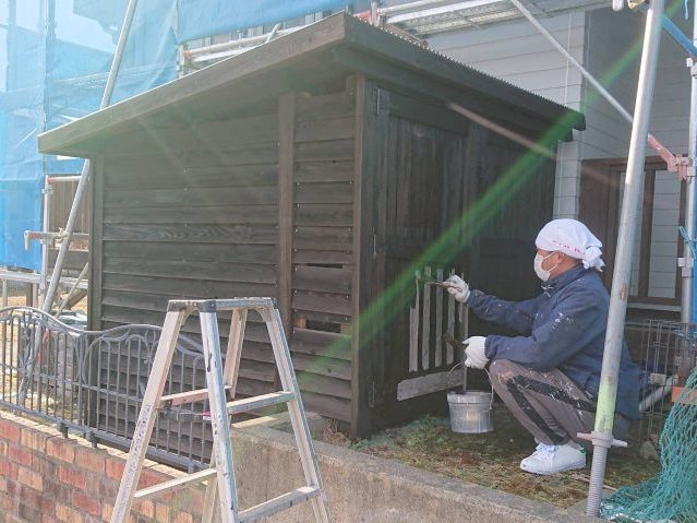 駒ヶ根市T様邸_倉庫を塗装する作業員