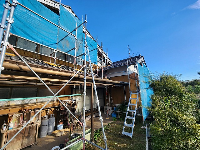 上伊那郡飯島町：外壁塗装工事のため下屋根に足場を設置
