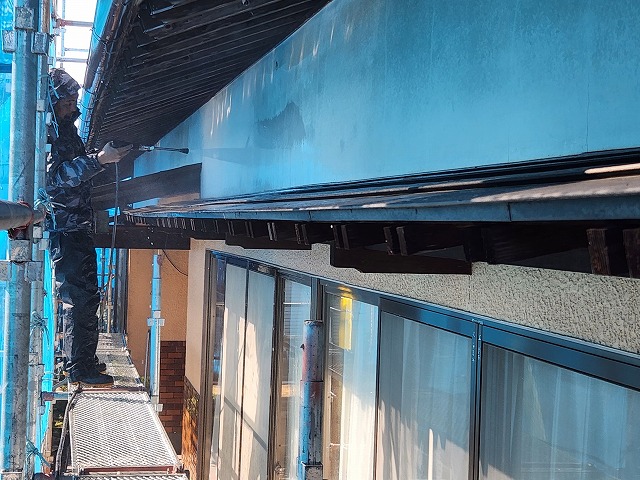 上伊那郡飯島町：外壁塗装工事の高圧洗浄を行っている様子