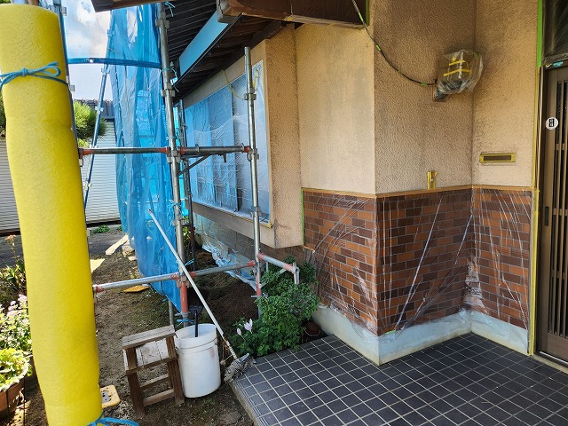 上伊那郡飯島町：外壁塗装工事で窓や外壁タイルに養生が完了