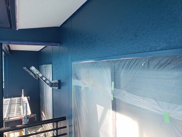 濃い青色で外壁塗装中塗り完成状況