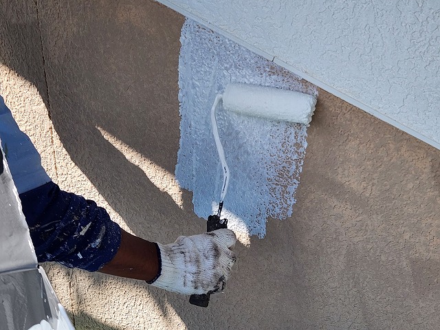上伊那郡飯島町：モルタル外壁塗装工事の下塗りを行っている様子