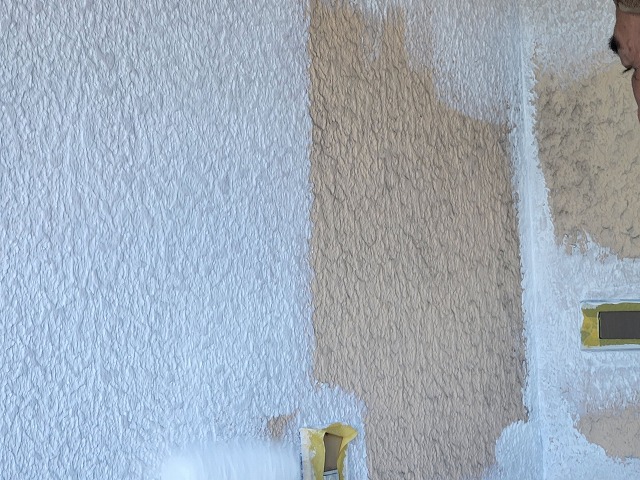 上伊那郡飯島町：モルタル外壁に対してフィラーによる下塗り
