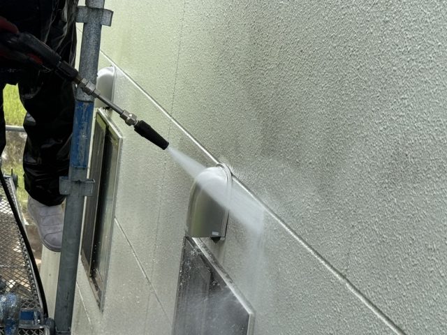 高森町N邸_外壁を洗浄中