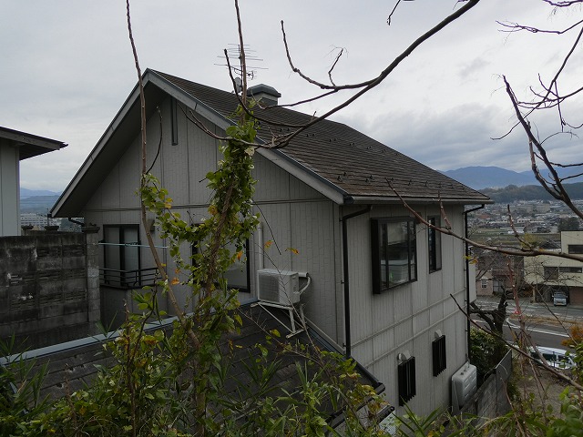 飯田市：現場調査時に著しい傷みが見られるスレート屋根の住宅