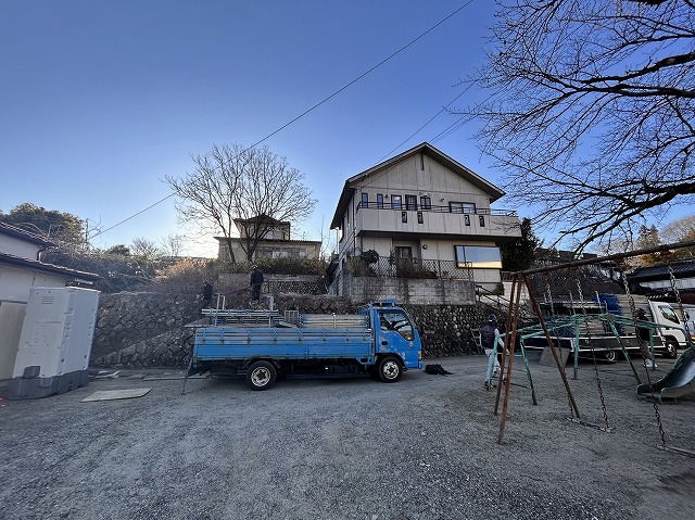 飯田市：足場設置工事のための資材搬入車両
