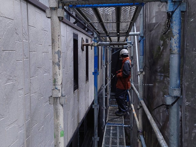 飯田市：劣化した外壁サイディングへの高圧洗浄作業