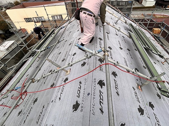 飯田市：エスジーエル鋼板屋根を住宅の屋根の上に搬入している状況