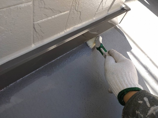 飯田市：ベランダ防水トップコート塗り替えでプライマーを塗布している様子
