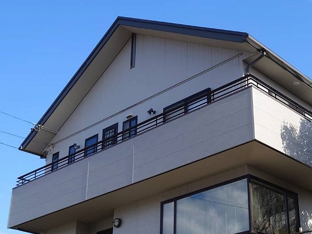 飯田市：金属サイディングでカバー工法メンテナンスを行ったベランダ外壁部分