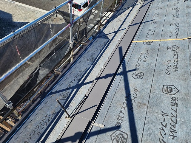 飯田市：屋根葺き替え工事で長尺な横葺きタイプのエスジーエル鋼板屋根を施工