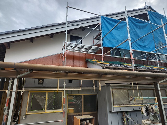 上伊那郡飯島町：金属サイディングに下塗り完了後の中塗り施工