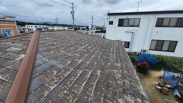 上伊那郡箕輪町：激しく塗膜が剥がれ落ちたスレート屋根