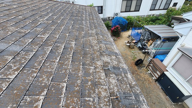 上伊那郡箕輪町：苔やカビなどの劣化症状が目立つスレート屋根