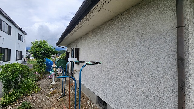上伊那郡箕輪町：汚れや苔が目立つモルタル外壁の吹付塗装