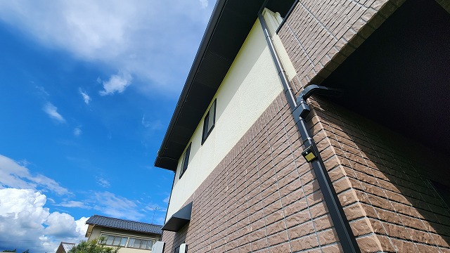 飯田市：ブラウン系とホワイト系のツートンカラー仕上げの住宅外壁
