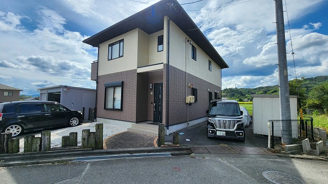 飯田市：外壁塗装前のツートンカラー仕上げの住宅