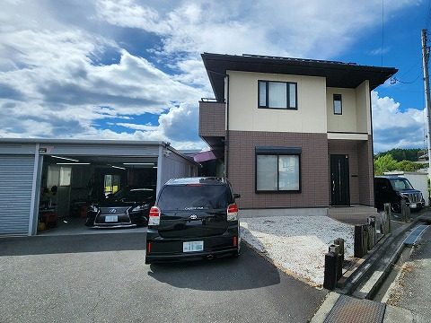 飯田市：住宅の外壁とガレージの塗装工事で行った現場調査の様子