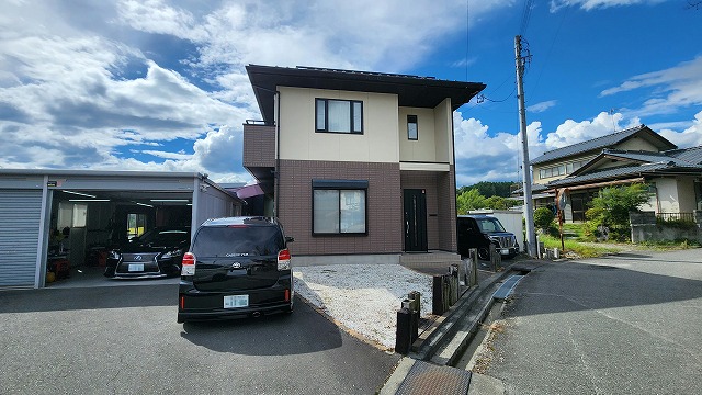 飯田市：住宅の外壁とガレージの塗装工事で行った現場調査の様子