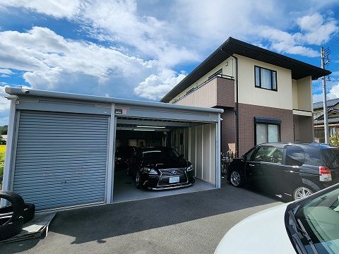 飯田市：塗装メンテナンスを行う前の戸建て住宅とガレージの全景