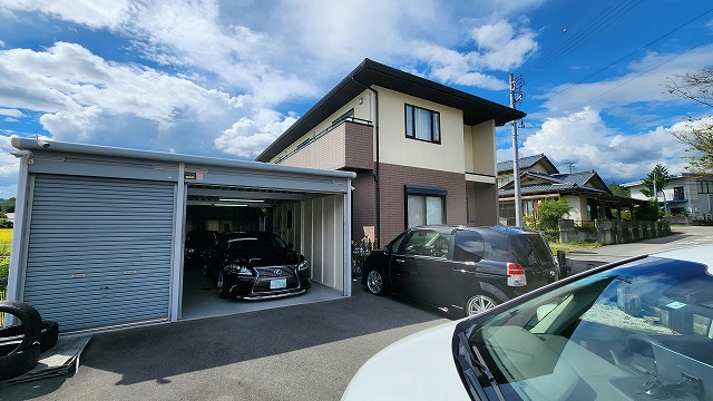 飯田市：塗装メンテナンスを行う前の戸建て住宅とガレージの全景