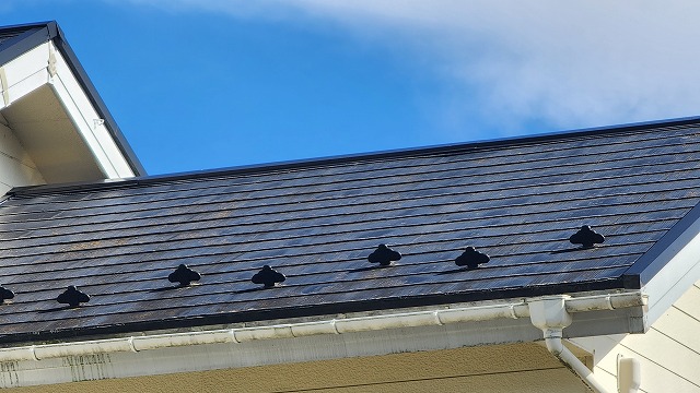 下伊那郡高森町：スレート屋根に経年にともなう色あせや塗膜剥がれを確認