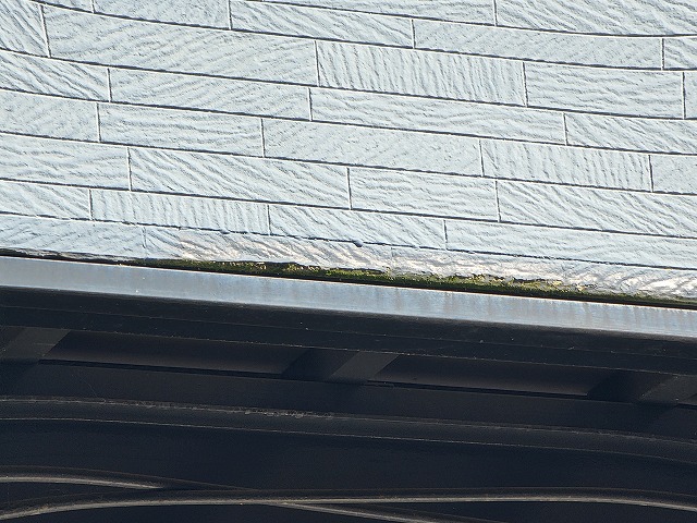 飯田市:ベランダの外壁サイディングの下端に塗膜剥がれ